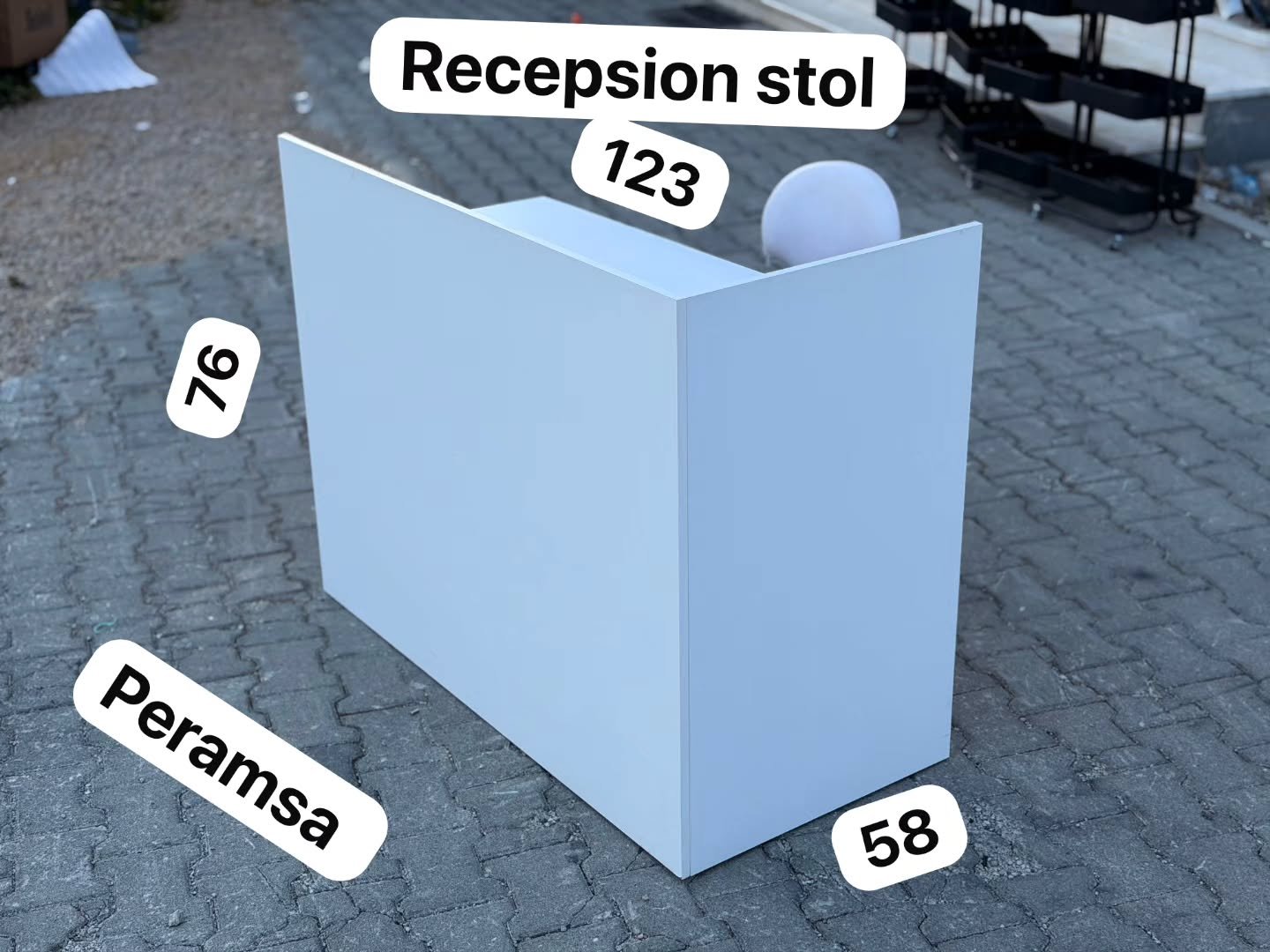 Recepsion i bardhë me stol, gati për dorëzim